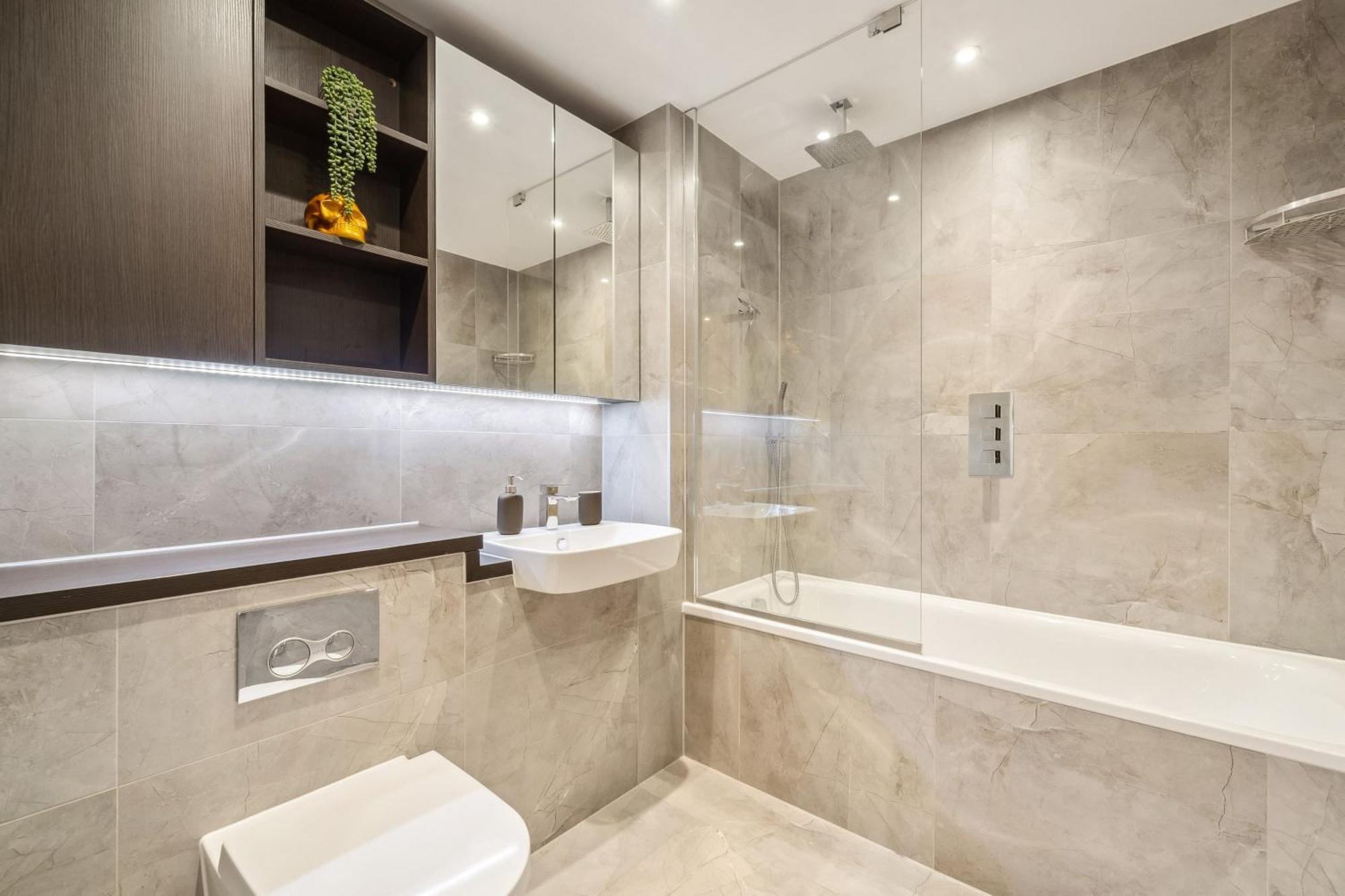 Modern Room, Scenic View, Fast Wi-fi, Balcony London